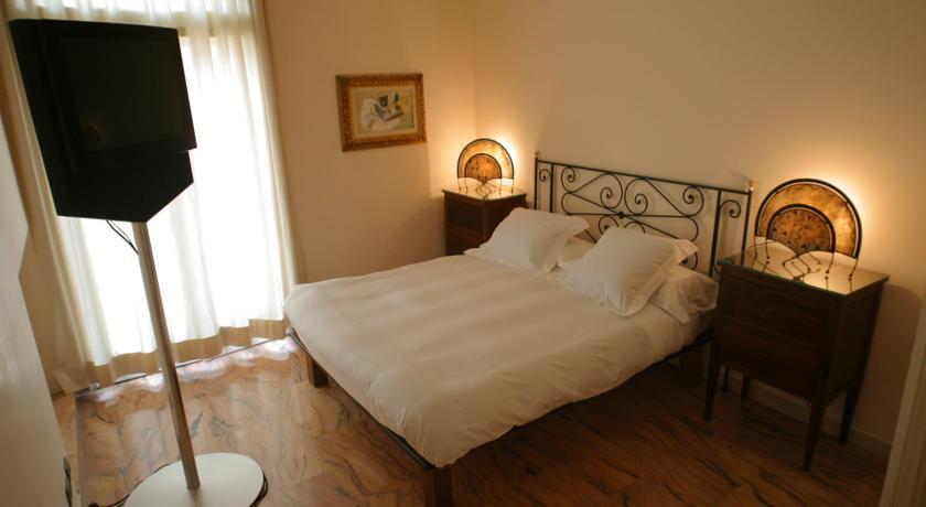 Roma Resort Trevi Bilik gambar